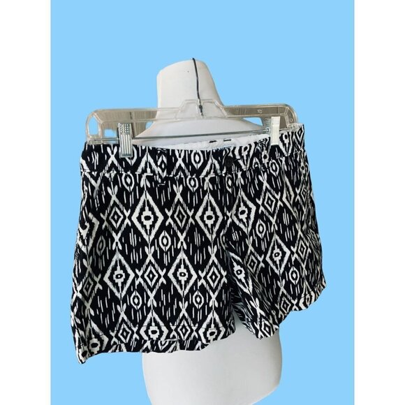 OLD NAVY LADIES BLACK WHITE GEOMETRIC POCKETED SHORT SHORTS EUC 6 - Picture 4 of 10